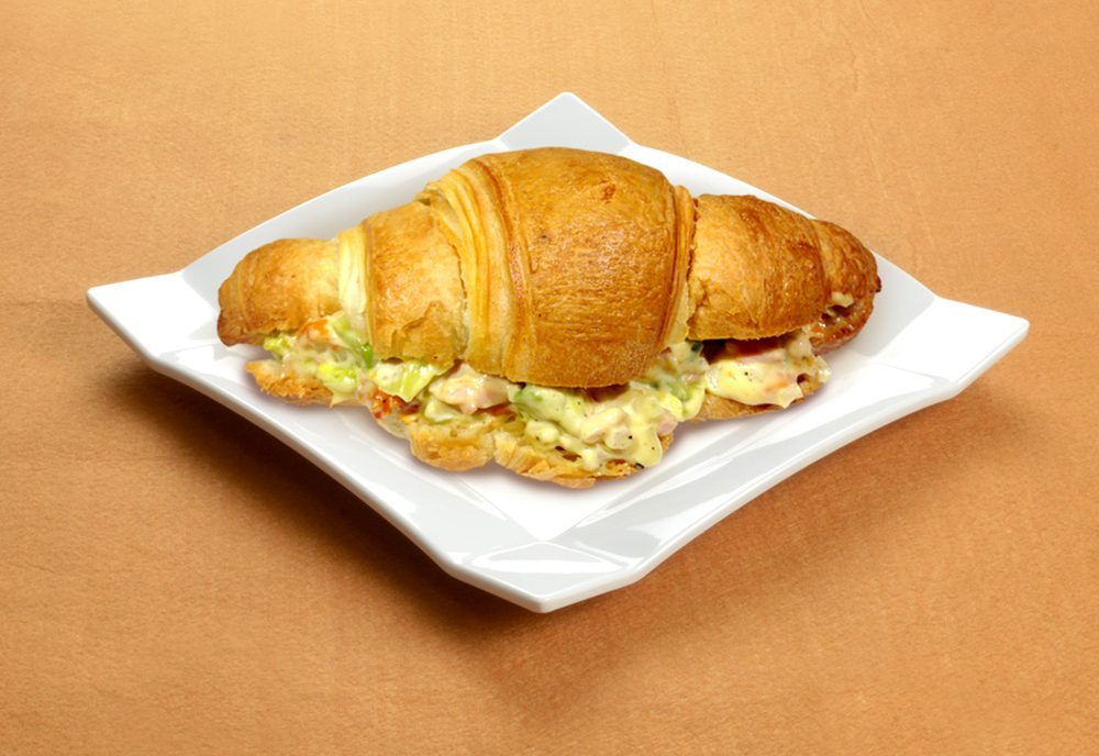 PAIN D’OR френски кроасан със салата от пиле